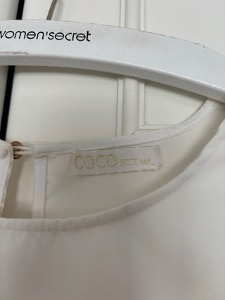 Blusa blanca entallada con mangas de volantes