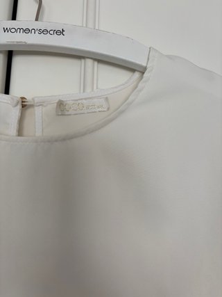 Blusa blanca entallada con mangas de volantes