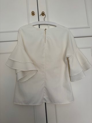Blusa blanca entallada con mangas de volantes