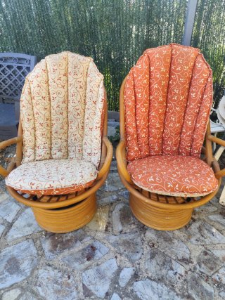Pareja de sillones de mimbre giratorios