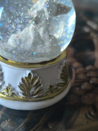 Bola de nieve con angelito y detalles dorados