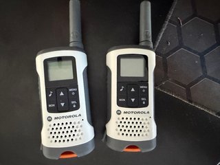2 Walkie Talkie Motorola TLKR T50