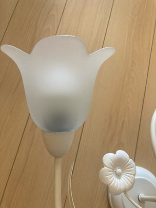 Lámpara de techo blanca con flores