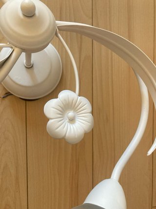 Lámpara de techo blanca con flores