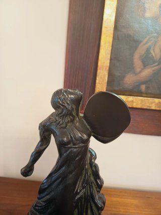 Figura femenina bronce patinado oscuro