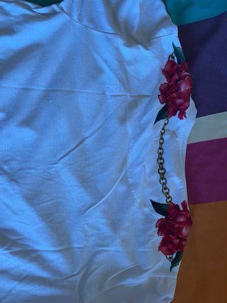 Camiseta SikSilk Flores Rojas y Cadena