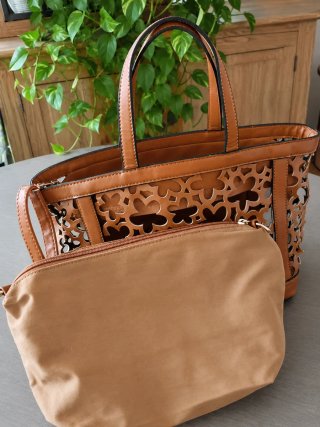 Bolso de mano y hombro color cuero