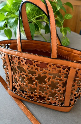 Bolso de mano y hombro color cuero