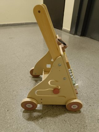 Andador y mesa de actividades de madera