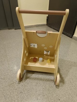 Andador y mesa de actividades de madera