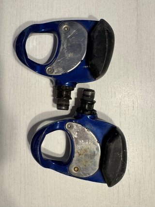 Pedales automáticos vintage azules