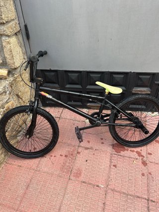 Bicicleta BMX Negra