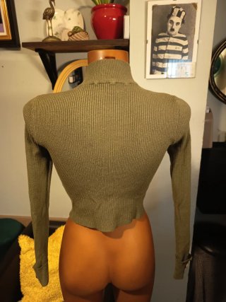 Jersey verde oliva con cuello alto y escote
