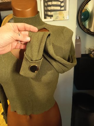 Jersey verde oliva con cuello alto y escote