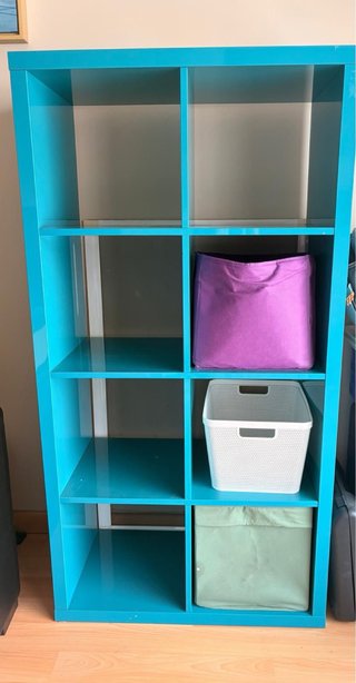 Estantería modular azul con cubos