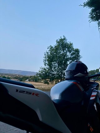 Moto Deportiva Naranja y Blanca