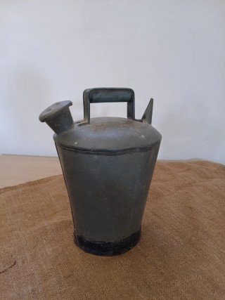 Cántaro antiguo de cinc