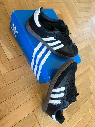 Zapatillas Adidas Samba Negras. No originales.