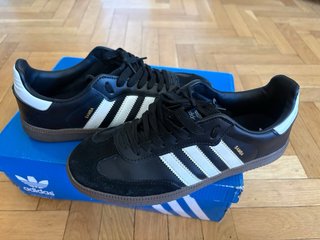 Zapatillas Adidas Samba Negras. No originales.