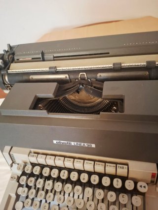 Máquina de escribir Olivetti Línea 98