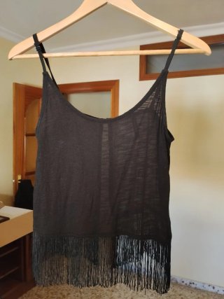 Camiseta tirantes negra con flecos