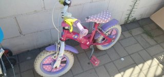 Bicicleta infantil rosa con ruedas blancas