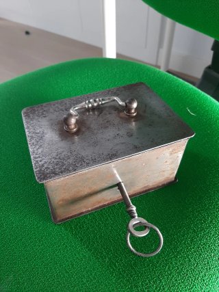 Caja caudales vintage metálica con llave
