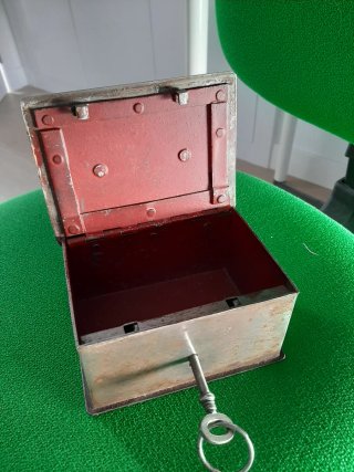 Caja caudales vintage metálica con llave