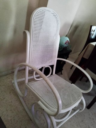 Mecedora blanca de ratán y madera