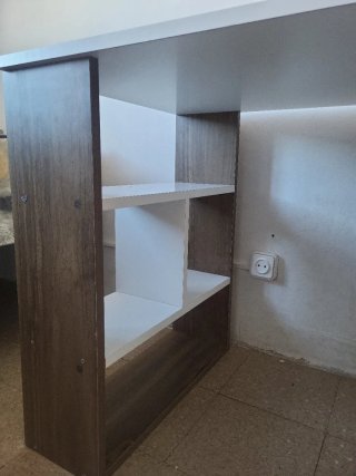 Escritorio blanco y madera con estanterías