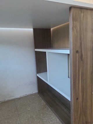 Escritorio blanco y madera con estanterías