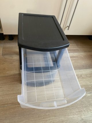 Cajonera de plástico negra y transparente