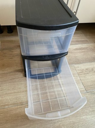 Cajonera de plástico negra y transparente