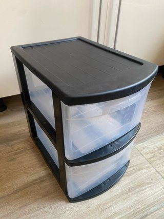 Cajonera de plástico negra y transparente