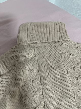 Jersey de punto beige cuello alto