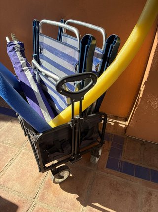 Carrito playa con sillas y sombrilla