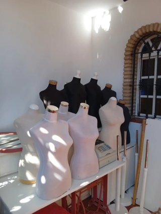 Maniquí de ropa varios colores
