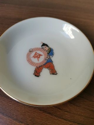 Plato y cuchara china antiguos con diseño