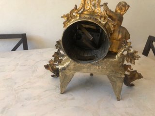 Pendola antica in spelter con figura