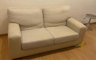 Sofá de tela beige