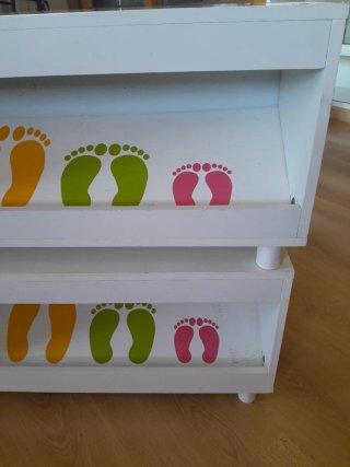 Dos zapateros infantiles de madera.
