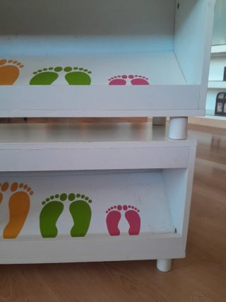 Dos zapateros infantiles de madera.