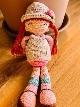 Muñeca de ganchillo hecha a mano
