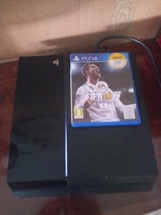 PS4 (PlayStation 4) FIFA 18 + el mando original