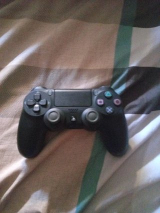 PS4 (PlayStation 4) FIFA 18 + el mando original