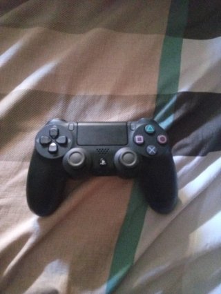PS4 (PlayStation 4) FIFA 18 + el mando original