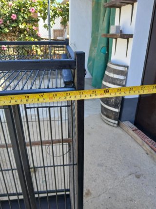 Jaula para loros negra con ruedas