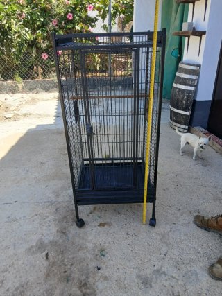 Jaula para loros negra con ruedas