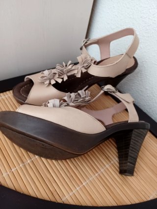 Sandalias Andrea Verano Beige Tacon Flores