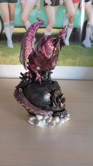 Figura Dragón sobre Calavera Fantasía